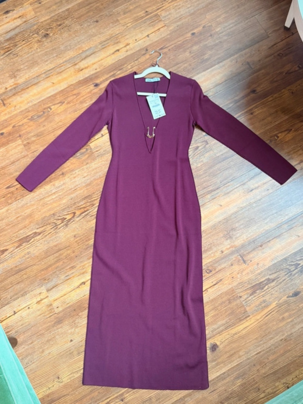 Zara Burgundy Long-Sleeve Plunge Midi Dress with Gold Accent - Picture 4 of 4